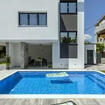 Ema With Private Heated Pool Βίλα Kaštela