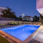 Ema With Private Heated Pool Βίλα Kaštela