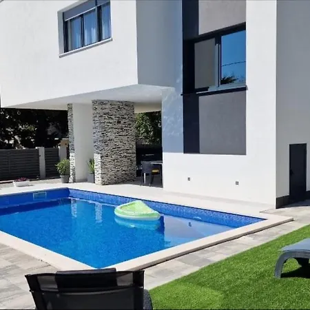 Ema With Private Heated Pool Βίλα Kaštela