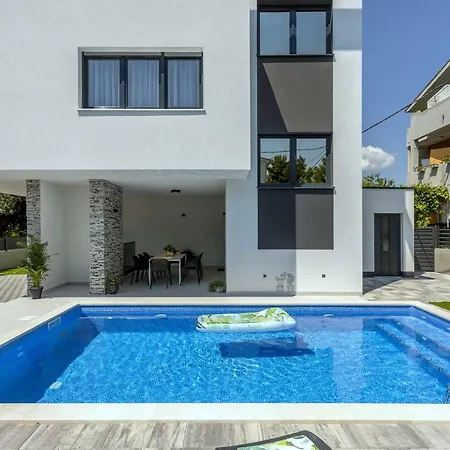 Ema With Private Heated Pool Willa Kaštela