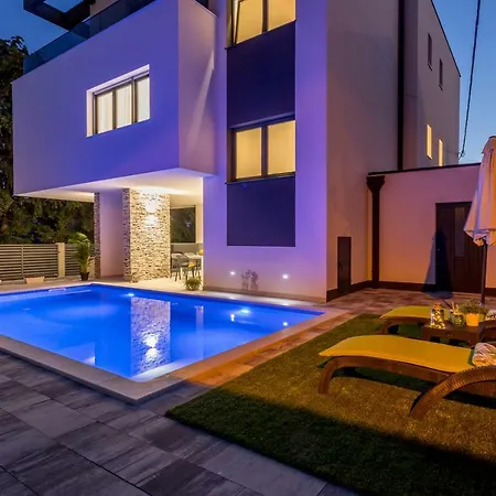 Βίλα Ema With Private Heated Pool *