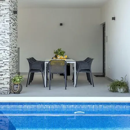 Ema With Private Heated Pool Kaštela
