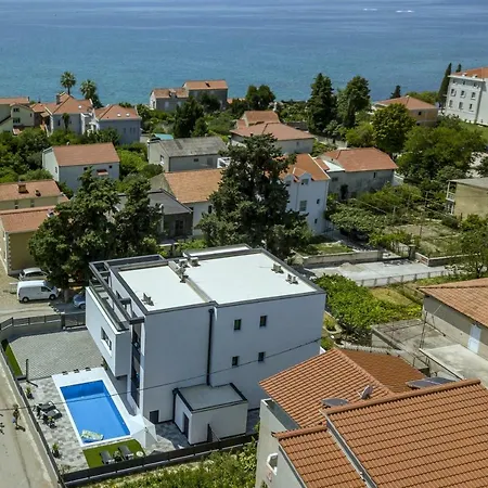 Ema With Private Heated Pool Willa Kaštela