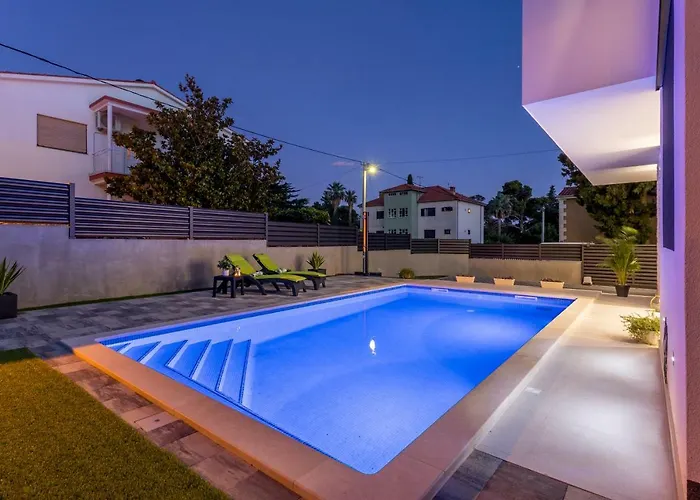 Ema With Private Heated Pool Vila Kaštela